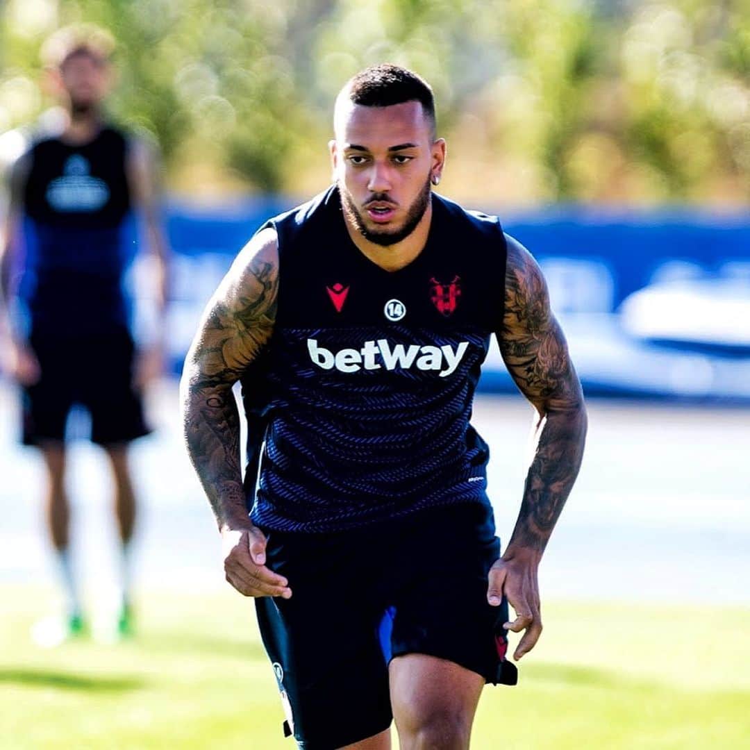 ルベン・ヴェソのインスタグラム：「Por fin semana de @laliga ! Seguimos trabajando fuerte pensando en el partido del viernes 🔛💯」