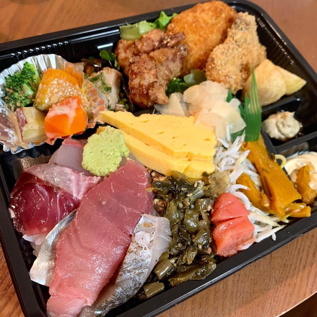 小野澤玲奈さんのインスタグラム写真 - (小野澤玲奈Instagram)「最近食べた#静岡グルメ ﻿ ﻿ 焼肉とお寿司、解禁しました🙌🏻 ﻿ ①#6番町 焼肉🐃静岡市﻿ 葵区六番町にある焼肉屋さん﻿ タン元ステーキは華やかで、歯切れ良くジューシー😋﻿ 〆のラーメンまでおいしいので 一軒で完結してしまう。😎✨﻿ ﻿ ②#寿し幸実宇栄 お寿司🐟静岡市﻿ おまかせ握りを２周しました。笑﻿ 20貫ひとつもかぶることなく どれも本当においしくて、感動🥺﻿ いま自分の中で、コロナで出荷が激減している"静岡のわさびを食べようキャンペーン"を勝手に実施中。 皆さんもぜひお寿司屋さんへ✨﻿ ﻿ ③最後のお弁当は…#のへそ 🐟静岡市﻿ おいしいお魚が食べられる、のへそさんのお弁当🍱﻿ 盛り沢山、こんなお弁当食べたことな〜い！！！﻿ お刺身も揚げ物も緑黄色野菜もたっぷりで 栄養満点でした💯﻿ (ここのところ仕事を頑張ったご褒美、と﻿先輩がご馳走してくれたぁ💓)﻿ ﻿  やっぱり外食っていいね お店にお客さんが戻ってきますように✨ ﻿ #静岡市グルメ #静岡焼肉 #静岡市焼肉 #焼肉ホルモン6番町 #タン元 #〆のラーメン #静岡お寿司 #実宇栄 #煮はまぐり #最高 #静岡エール飯 #静岡わさび #わさびを食べよう #魚のへそ#テイクアウト﻿ #きょうは #ubereats #ubereats静岡 #初体験  #おのざわおすすめシリーズ」6月11日 0時52分 - reina.onozawa