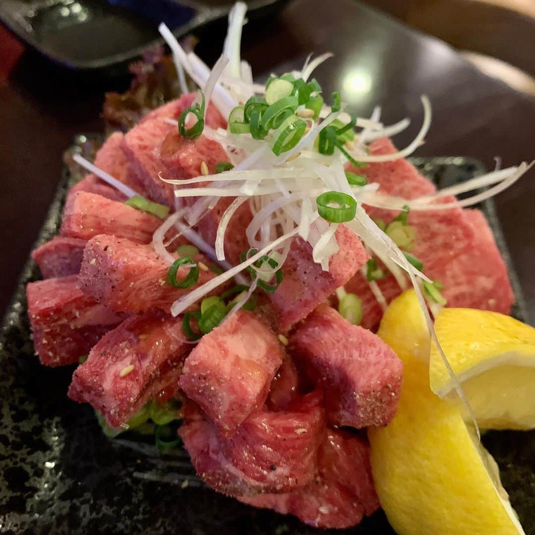 小野澤玲奈さんのインスタグラム写真 - (小野澤玲奈Instagram)「最近食べた#静岡グルメ ﻿ ﻿ 焼肉とお寿司、解禁しました🙌🏻 ﻿ ①#6番町 焼肉🐃静岡市﻿ 葵区六番町にある焼肉屋さん﻿ タン元ステーキは華やかで、歯切れ良くジューシー😋﻿ 〆のラーメンまでおいしいので 一軒で完結してしまう。😎✨﻿ ﻿ ②#寿し幸実宇栄 お寿司🐟静岡市﻿ おまかせ握りを２周しました。笑﻿ 20貫ひとつもかぶることなく どれも本当においしくて、感動🥺﻿ いま自分の中で、コロナで出荷が激減している"静岡のわさびを食べようキャンペーン"を勝手に実施中。 皆さんもぜひお寿司屋さんへ✨﻿ ﻿ ③最後のお弁当は…#のへそ 🐟静岡市﻿ おいしいお魚が食べられる、のへそさんのお弁当🍱﻿ 盛り沢山、こんなお弁当食べたことな〜い！！！﻿ お刺身も揚げ物も緑黄色野菜もたっぷりで 栄養満点でした💯﻿ (ここのところ仕事を頑張ったご褒美、と﻿先輩がご馳走してくれたぁ💓)﻿ ﻿  やっぱり外食っていいね お店にお客さんが戻ってきますように✨ ﻿ #静岡市グルメ #静岡焼肉 #静岡市焼肉 #焼肉ホルモン6番町 #タン元 #〆のラーメン #静岡お寿司 #実宇栄 #煮はまぐり #最高 #静岡エール飯 #静岡わさび #わさびを食べよう #魚のへそ#テイクアウト﻿ #きょうは #ubereats #ubereats静岡 #初体験  #おのざわおすすめシリーズ」6月11日 0時52分 - reina.onozawa