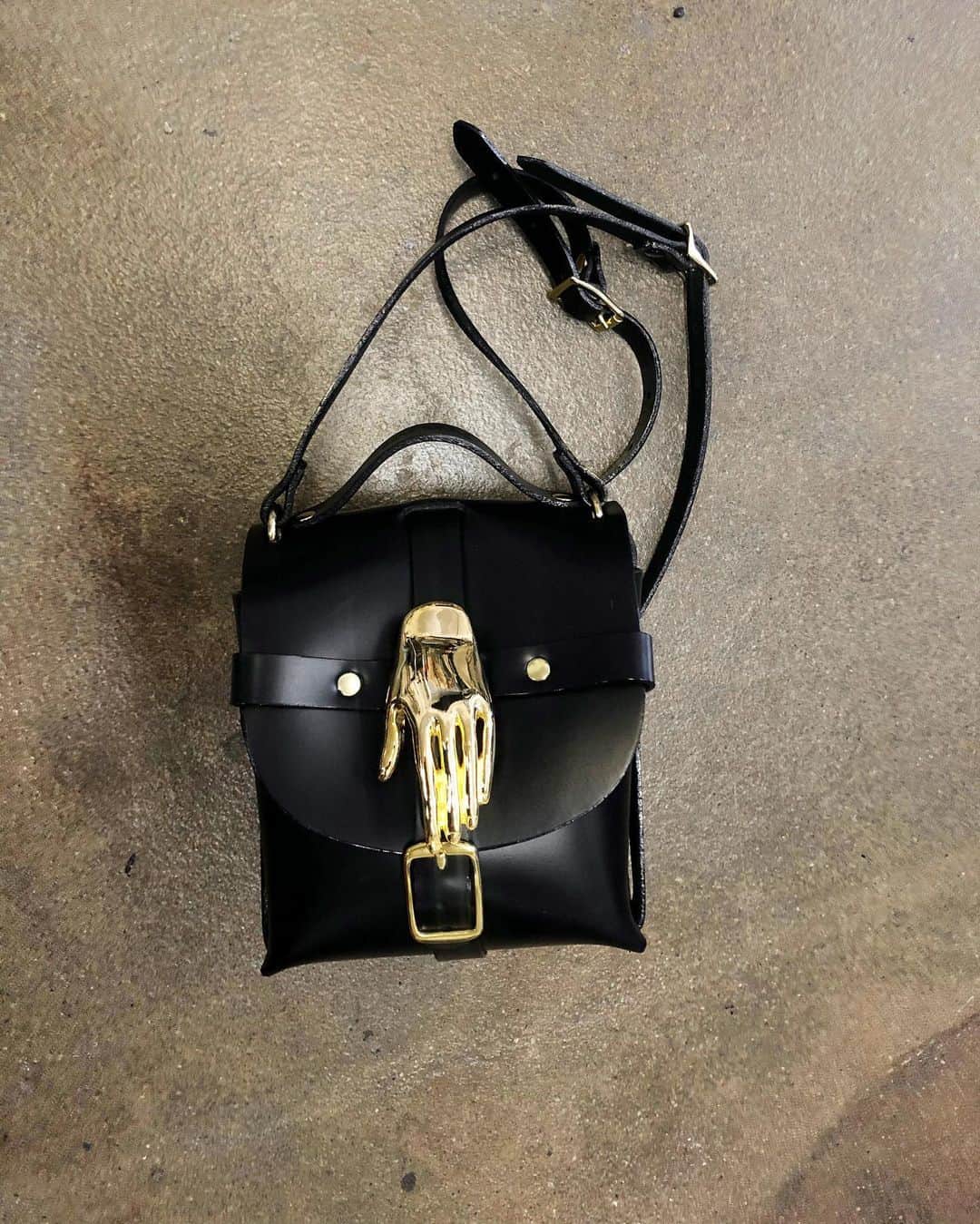 ZANA BAYNEさんのインスタグラム写真 - (ZANA BAYNEInstagram)「Because sometimes they come out extra beautiful 🌹 Mini Signature Bag with Hand Hardware made in our Los Angeles Studio」6月11日 1時00分 - zanabayne
