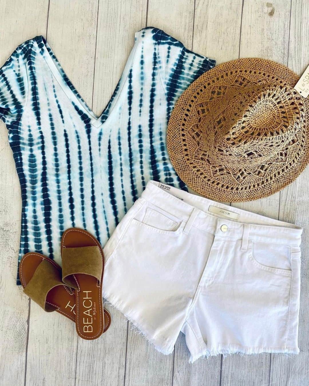 チェイサーのインスタグラム：「wearing this outfit on repeat during summer👏🏽☀️ @tanyab_fashion #tiedye #tiedyetrend #summerstyle #summeroutfitgoals #summerootd #beachdayoutfit #beachdayfit」
