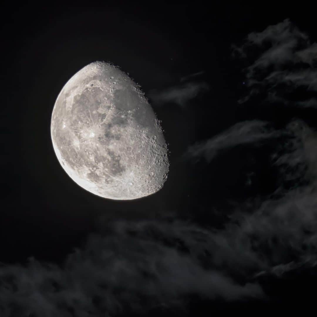 KAGAYAさんのインスタグラム写真 - (KAGAYAInstagram)「夜更かしの方は空をご覧ください。 南東に寝待月（または臥待月）が昇りました。 わたしのところでは月の周りの雲が色づいていました。（今、東京にて撮影） 今日もお疲れさまでした。 #moon」6月11日 1時16分 - kagaya11949
