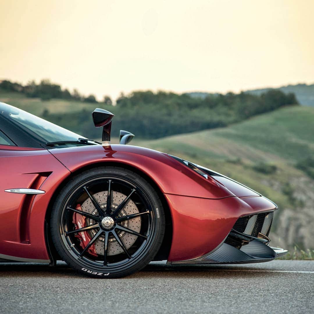 パガーニ・アウトモビリのインスタグラム：「Ready to #HitTheRoadAgain ?  #pagani #huayra #hittheroad #staysafe  @rizzolilibri  Pic by @mikael_masoero」