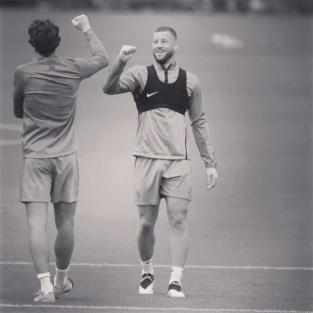 ロス・バークリーさんのインスタグラム写真 - (ロス・バークリーInstagram)「⚽️🔵👊🏻」6月11日 1時21分 - rossbarkley