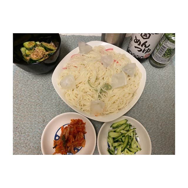 のインスタグラム：「イボの糸の冷や麦を食べた。 長年愛された信頼と実績の味がした。 この数本入ってる謎の麺がたまんないのよね〜  #シンクでごはん」