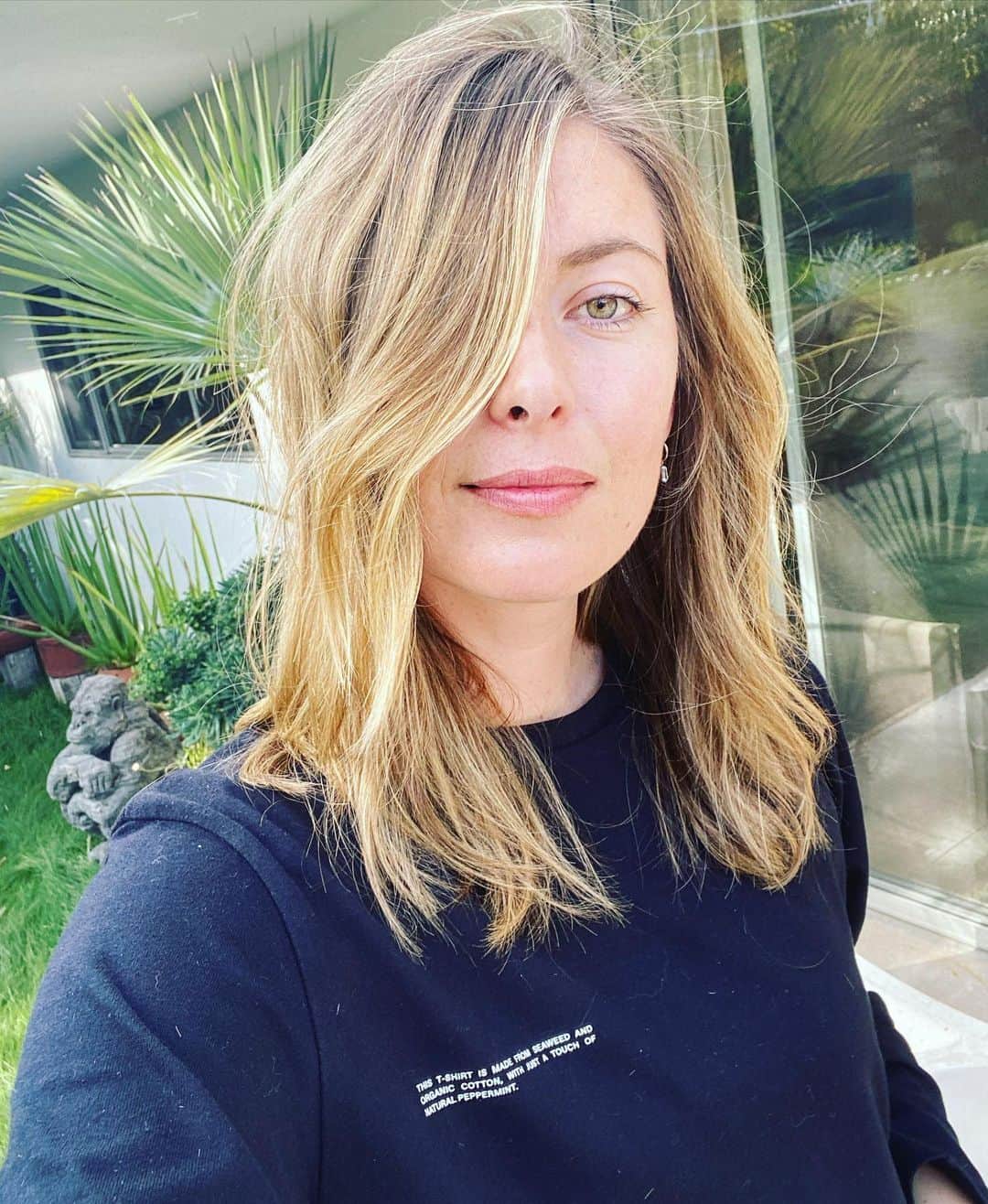マリア・シャラポワのインスタグラム：「I traded Jon and Vinny’s pizza kits for a beautiful haircut. I missed you, @hairbyadir ☺️」