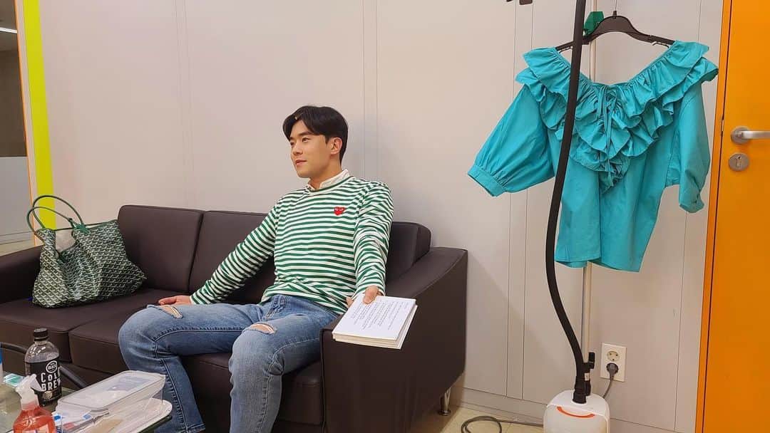 のインスタグラム：「늦잠자는 토요일 아침엔#펫트라슈 토요일 아침 10시 본방사수🤘💚」