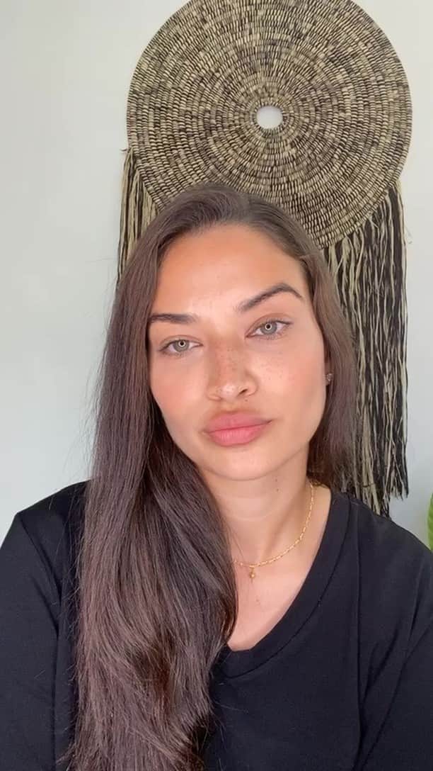 シャニーナ・シャイクのインスタグラム：「Latham is a well known Doula and author of “own your glow” and “mama glow” . We talking about motherhood , the practice of preparing for a new journey in life and educating our children about racism in today’s society.」