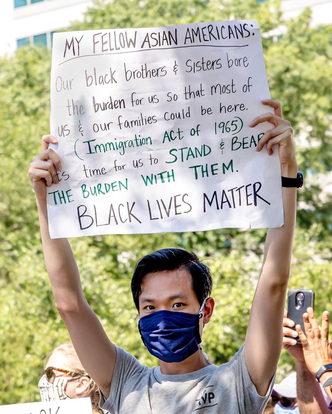 Teen Vogueさんのインスタグラム写真 - (Teen VogueInstagram)「In the wake of George Floyd's murder — during which Minneapolis Police Department officer Tou Thao stood by and did nothing — Asian American communities have been forced to reckon with their history of anti-Black racism and how to stand firmer in solidarity. At the link in bio, #TeenVote2020 committee member Annie Geng explores the roots of anti-Blackness among Asian Americans and how non-Black people can use care, willfulness, and action (not guilt) to move forward. 🖤」6月11日 1時55分 - teenvogue