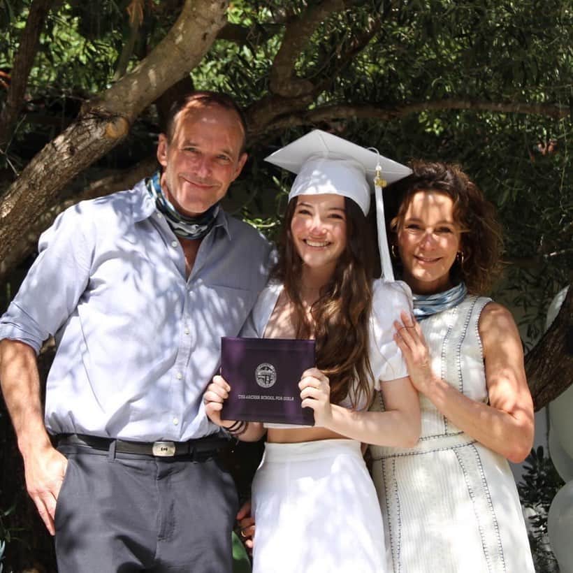 クラーク・グレッグのインスタグラム：「Have to beam on this one for a moment. Stella Gregg, you didn’t get the senior spring you deserved, but you worked so hard and (almost) never complained about the zoom classes and zoom senior day. You are deep and wise and hilarious and the world will be better off in your hands. I love you.」