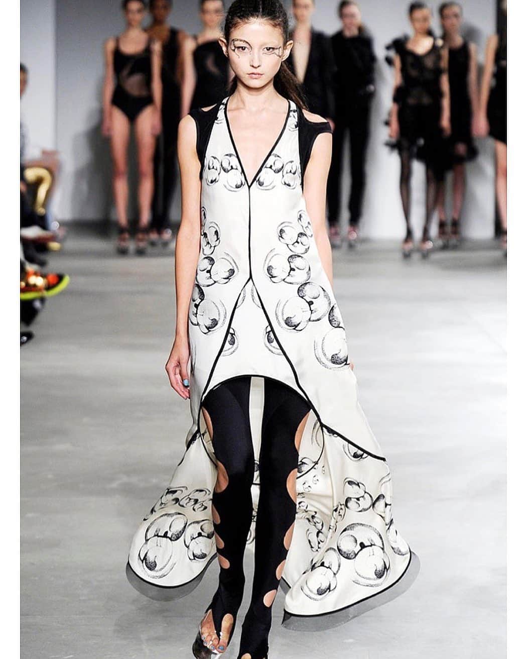 スリーアズフォーのインスタグラム：「threeASFOUR X YOKO ONO Runway picture from spring summer 2010 collaboration featuring Yoko’s beautiful dots drawing  Now available again in a limited edition as face masks exclusive for @viastique_yumi #yokoonothreeasfour #threeasfour #yokoono #viastique #viastiquejapan」