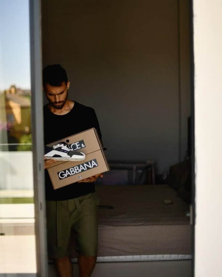 ヘスス・フェルナンデス・サエスのインスタグラム：「Grazie ❌🔥. @dolcegabbana  @dolcegabbana_man」