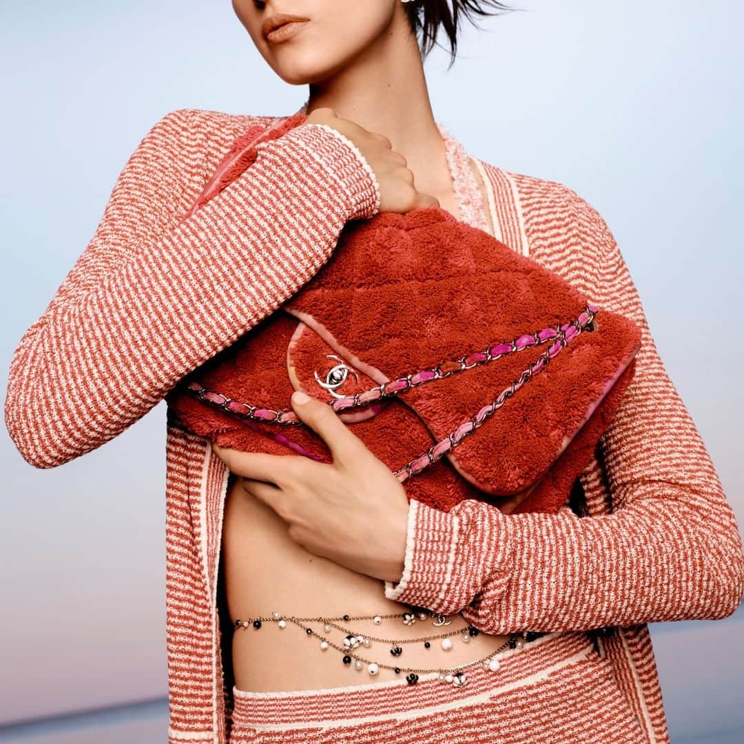 シャネルさんのインスタグラム写真 - (シャネルInstagram)「Casual and sophisticated looks and accessories in pink shades — the CHANEL Cruise 2020/21 collection, photographed by Julien Martinez Leclerc. Available in boutiques from November.  See all the looks on chanel.com  #CHANELCruise #CHANEL @MaisonDesrues #Desrues @JulienMartinezLeclerc @CamHrl @Micarganaraz」6月11日 2時15分 - chanelofficial