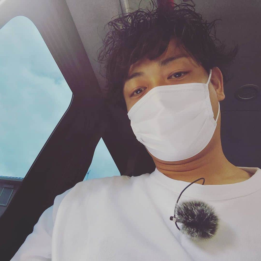 中村昌也のインスタグラム：「本日もロケでございます!  新しい形で、本当に演者、スタッフさん、皆で意識してやっております！  誰一人と不快な思いをしません様に。。。 田んぼ道を歩くのも癒やされ  距離をあけて、マスクもして、気を付けて  ロケで人と話すのは違和感はあるが、、、 やはり素敵だ。。。 OA近くなったらまた報告します！  #ロケ #ソーシャルディスタンス」