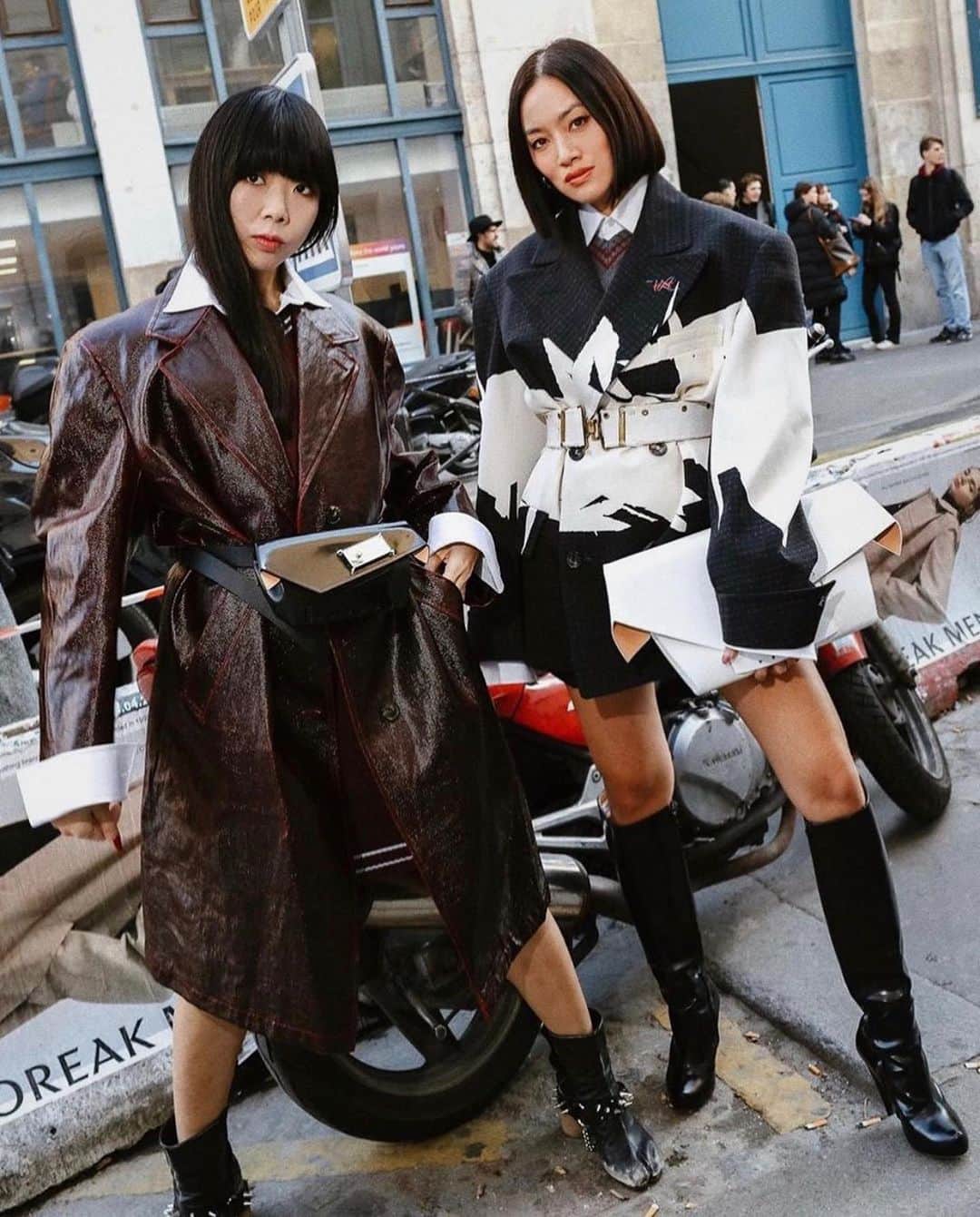 I.T IS INSPIRATIONさんのインスタグラム写真 - (I.T IS INSPIRATIONInstagram)「On fire 🔥 - Throwback Thursday. @susiebubble paired up with @handinfire in @maisonmargiela last Paris Fashion Week! Snatched bags in black and white, which one will you pick? - #ITHK #ITisInspiration #maisonmargiela #snatchedbag #parisfashionweek #streetsnap #susiebubble #tiffanyhsu #tabi #tabiboots」6月11日 11時54分 - ithk
