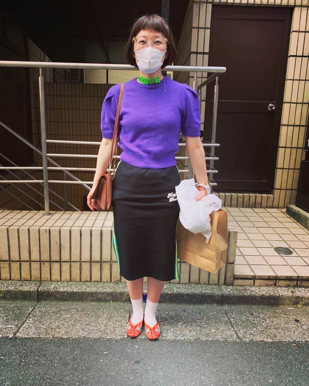 松浦志穂のインスタグラム：「手に物持ち過ぎだ📦小さいカバン持ってもパンパンに入れてしまう🛍」