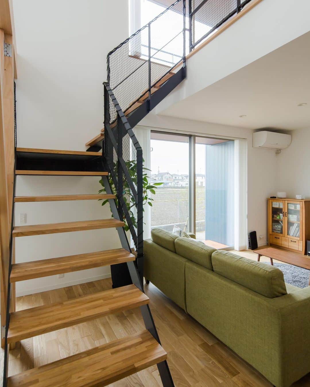 ルポハウス一級建築士事務所さんのインスタグラム写真 - (ルポハウス一級建築士事務所Instagram)「・ ・ ・ 開放感を楽しみたい思いから、壁には面材を打ち付けずにあえて筋交いでフレームを構成し、シンプルなストリップ階段を架けました。 ・ 現しになった軸組と階段のアイアンがこの家の雰囲気を語っています。 ・ ・ ・ 𓐌𓐌𓐌𓐌𓐌𓐌𓐌𓐌𓐌𓐌𓐌𓐌𓐌𓐌𓐌𓐌𓐌𓐌  ルポハウスの施工事例はこちらまで☞ @reposhouse  𓐌𓐌𓐌𓐌𓐌𓐌𓐌𓐌𓐌𓐌𓐌𓐌𓐌𓐌𓐌𓐌𓐌𓐌 #ルポハウス は#ちょっとかっこいい家 を"友人のために" という思いでつくっています。 一生に一度の#マイホーム。 「あなたにしかできない」×「ルポハウスだからできる」で、 私たちだけの#家づくり を思いっきり楽しんでみませんか？！ ・ ・ ・ #住宅 #注文住宅 #新築一戸建て #デザイナーズ住宅  #一級建築士事務所 #設計事務所  #滋賀県大津市 #滋賀県草津市 #滋賀県栗東市  #滋賀県近江八幡市 #リビングインテリア #吹き抜けリビング #吹抜けリビング #ストリップ階段 #無垢フローリング #ナラ床材」6月11日 12時03分 - reposhouse