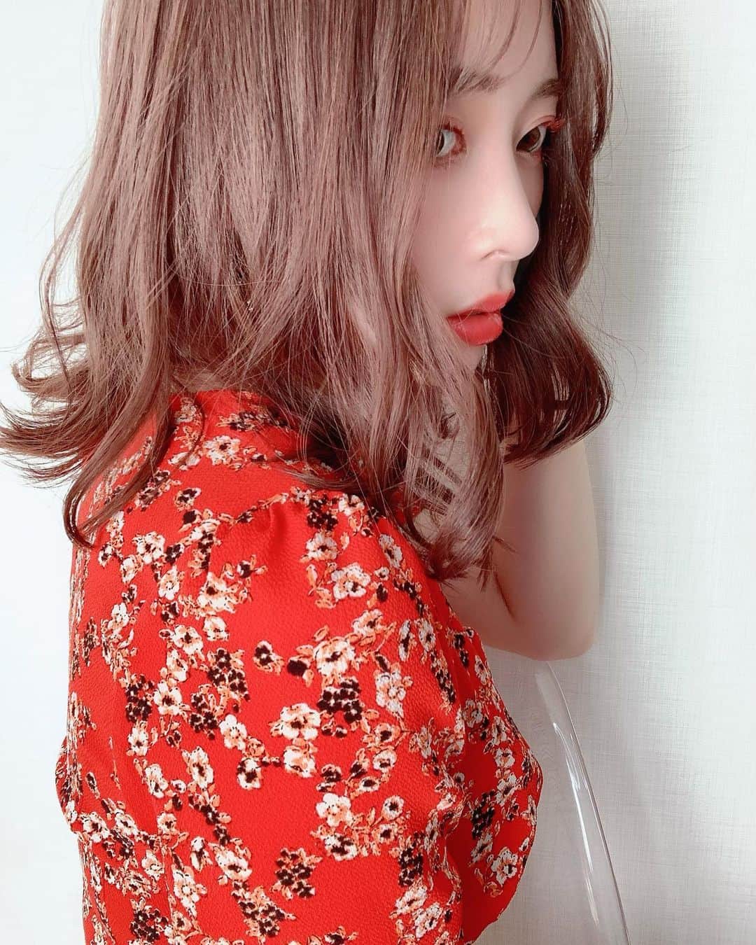 本田岬のインスタグラム：「新しいヘアカラー💇‍♀️ ブリーチ１回やりました✩* フルブリーチをしたのは10代ぶりw 透明感ある綺麗なカラー⸜❤︎⸝‍ 美容師さんの腕ももちろんだけど奮発して良いトリートメントしたのもあってブリーチしたのにする前によりもさらっさらになりました✨　 満足満足🥰 これから色落ちも楽しみだな⋈ ヘアケア頑張らなきゃ(๑•̀ •́)و✧  #ヘアカラー #ヘアサロン #トリートメント #フルブリーチ #ブリーチ」