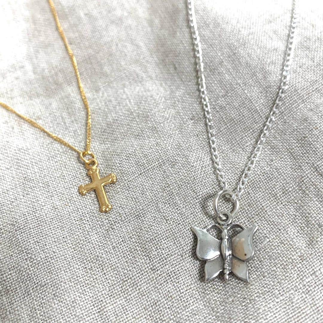 BOX CHARM Industryのインスタグラム：「~新商品~ 2,700円から . ご好評につきネックレスの新商品が追加されました🦋 . チェーンの種類も増えましたよ〜！ 是非オンラインストアを見てみてください🌱 . .  #boxcharmindustry #boxcharm #handmade #accessory #necklace #handmadeaccessory  #ボックスチャームインダストリー #ボックスチャーム #ハンドメイド #アクセ #ハンドメイドアクセサリー #necklace #オンラインストアで販売中 #50パーセントオフ #オープン記念 #チャーム #ネックレス #シンプル #シンプルアクセサリー #14金 #14金ゴールドフィルド #ゴールドフィールド #シルバー925 #sv925 #スターリングシルバー #シルバー #ゴールド #シンプルアクセ #チャーム #アクセサリーチャーム」