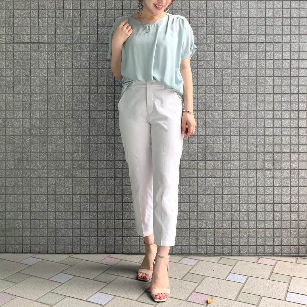 Stola. official accountさんのインスタグラム写真 - (Stola. official accountInstagram)「June styling* きちんと見え+心地よい💐 入荷してから大人気のブラウス風カットソーを使った お仕事コーデのご紹介です。 ㅤ さらりとした肌触りのブラウス地を表身頃に 背中部分には、透けにくく涼しい着心地のカットソーを ドッキングした、ブラウス見えトップス。 肩から裾に流れるドレープや袖の折り返しディテールなど アクセいらずで華やかなデザインも人気の理由です。 ㅤ ボトムスは、美人百花デジタルにも掲載された美脚パンツを。 足をすっきり見せる自慢のパターンに モッツァレラのように伸びるストレッチ生地を組み合わせた Stola.の新・美脚パンツです。 ㅤ ㅤ @hagyy0914 と @yuriko_8746 の2人に 同じアイテムの色違いコーデを着てもらいました☺︎ ミント色なら爽やかに、ピンクベージュなら優しげに なりたいイメージで色を選ぶのもおすすめです💐 ㅤ ㅤ ㅤ ㅤ #Stola. #ストラ #夏コーデ #通勤コーデ #お仕事コーデ #おうちコーデ #テレワークコーデ #テレワーク #パンツコーデ #美人百花 掲載 #ブルベ夏_Stola. #イエベ春_Stola. #stola_パーソナルカラー」6月11日 12時00分 - stola.jp