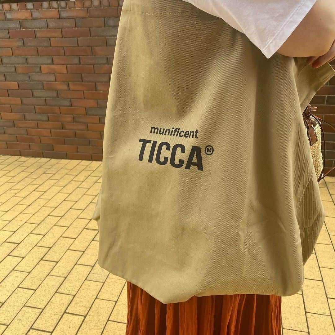 kawakami momokoさんのインスタグラム写真 - (kawakami momokoInstagram)「12日12時発売の @ticca_tokyo ✖️ @magaseek ✖️ @momoko.kawakami  コラボ！ Tシャツとエコパのセットで13000円だよ！！！ このバッグ、スーパーの買い物したもの入れてもいいし 小旅行やジムにも使えるよ❤️ 物を入れなくてもかわいいよ❤️ メンズが持っても👌」6月11日 12時04分 - momoko.kawakami.29