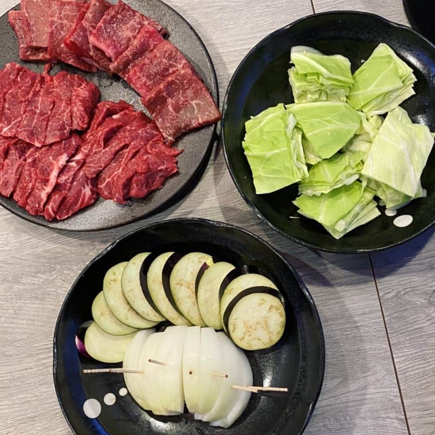 山上紗和 のインスタグラム：「昨日は、#炉端焼き器 を出して お店の玄関でお肉を焼きました～🥩 お昼間から青空の下 お肉焼いてビール飲んで、六本木のど真ん中で#BBQ 気分💃  豚肉は煙がすごかったので今後やめておきます(笑)  15時openです🍆  #六本木BBQ #要予約 #昼呑み #野菜と牛肉は意外と煙が出ない #BarMoon」