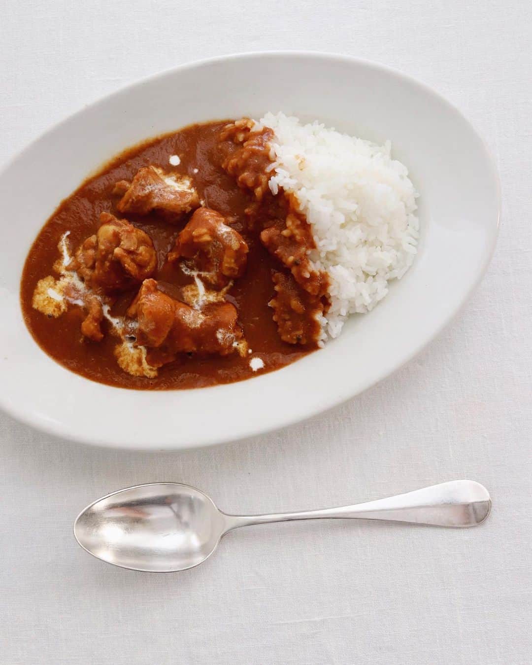 のインスタグラム：「Chicken curry . お昼にチキンカレー。 水野さんのレシピを 基本にしてアレンジ。 . スパイスもこちらの。 👉@airspice_official . . #チキンカレー #カレーライス #家カレー #カレーなる夏 #樋口さんちもカレー #chickencurry #chickentikkamasala #murghmakhani #masala #currygram #🍛」