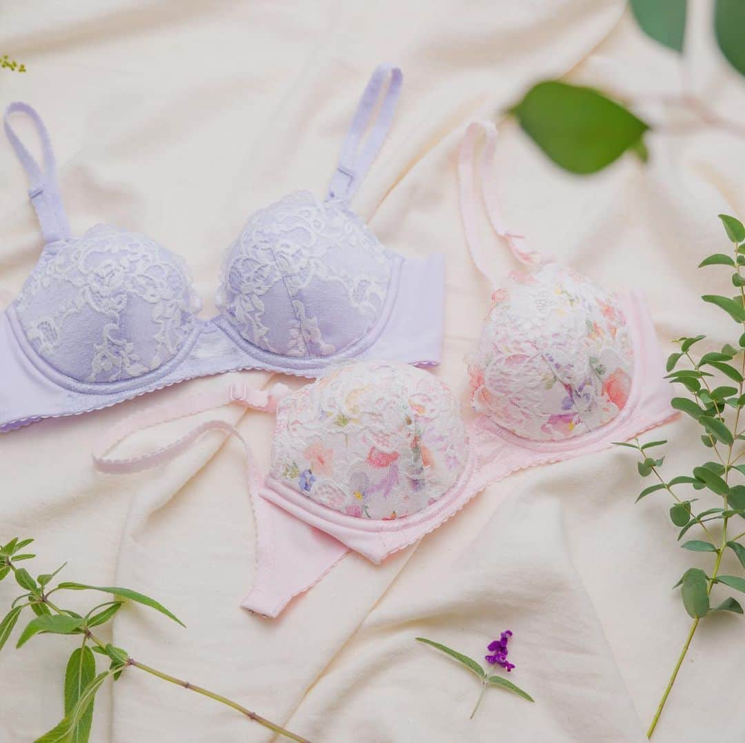 ワコールさんのインスタグラム写真 - (ワコールInstagram)「[Wing(ウイング)]﻿ ﻿ つけごこち、うっとり。 ﻿ ウイングの「NATURAL FIT BRA」 ﻿ ﻿ カップはやわらかい低反発シートが、もちっとなじんでまろやかなつけごこち。 ﻿ バックはタテ、ヨコによく伸びる素材で、ここちよくフィット。 ﻿ 自然なまる胸シルエットです。 ﻿ ﻿ [bra:KB-2000 (￥3,600〜+税)] ﻿ ﻿  #wacoal #wing#ワコール #ウイング  #やわもちカップ #ナチュラルフィットブラ #NATURAL FIT BRA ﻿」6月11日 12時18分 - wacoal.jp