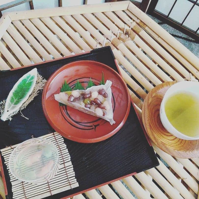 宮田愛子さんのインスタグラム写真 - (宮田愛子Instagram)「おうち時間に丁寧にだしを取り、たくさん料理を作った写真がこちらです！ ···うそです。笑  最近やたらと「◯年前の写真です。」と昔の料理写真ばかりアップされる😁  今振り返れば、あんこから和菓子を作ってみたり、イカをさばいてイカ飯を作ったり笑、食事をセットして写真を撮ってみたりする作業自体が優雅だったなぁ💕(遠い目  食の勉強にもハマっていました。 特に楽しかったのは写真の北海道フードマイスターと、アスリートフードマイスターとだしソムリエ。  当時マラソン大会に向け、食で身体を作っていくのが楽しかった☺️ マラソンなんて今度一体いつ··· と、振り返れば振り返るほどかなぴくなって来たので考えないことにします。笑  #写真最後はローズマリーのベリードリンクですって #今なら息子に「ベリーちょうだい！」言われ一瞬でただの砂糖水になるやつ」6月11日 12時18分 - miyata.aiko