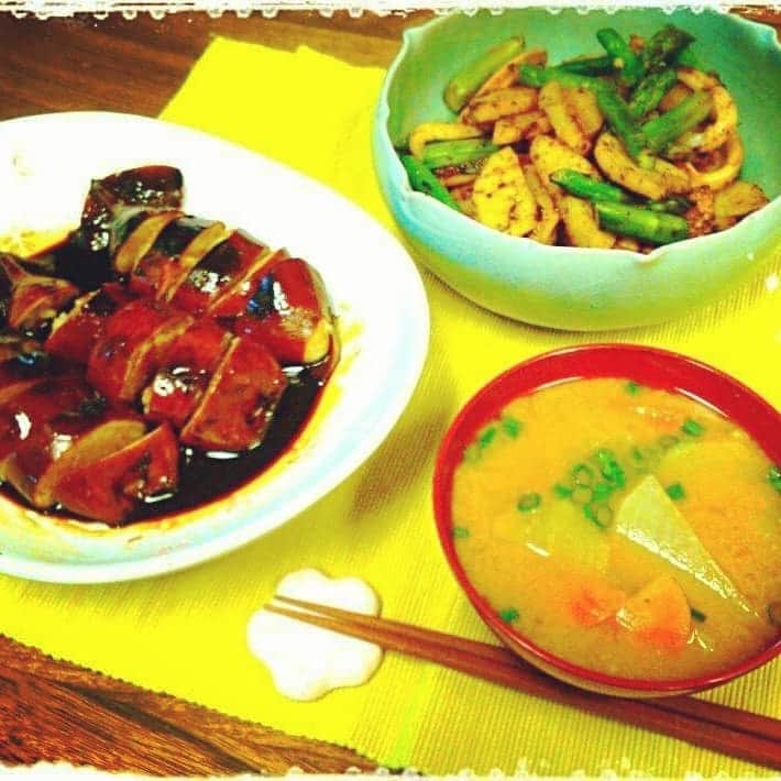 宮田愛子さんのインスタグラム写真 - (宮田愛子Instagram)「おうち時間に丁寧にだしを取り、たくさん料理を作った写真がこちらです！ ···うそです。笑  最近やたらと「◯年前の写真です。」と昔の料理写真ばかりアップされる😁  今振り返れば、あんこから和菓子を作ってみたり、イカをさばいてイカ飯を作ったり笑、食事をセットして写真を撮ってみたりする作業自体が優雅だったなぁ💕(遠い目  食の勉強にもハマっていました。 特に楽しかったのは写真の北海道フードマイスターと、アスリートフードマイスターとだしソムリエ。  当時マラソン大会に向け、食で身体を作っていくのが楽しかった☺️ マラソンなんて今度一体いつ··· と、振り返れば振り返るほどかなぴくなって来たので考えないことにします。笑  #写真最後はローズマリーのベリードリンクですって #今なら息子に「ベリーちょうだい！」言われ一瞬でただの砂糖水になるやつ」6月11日 12時18分 - miyata.aiko