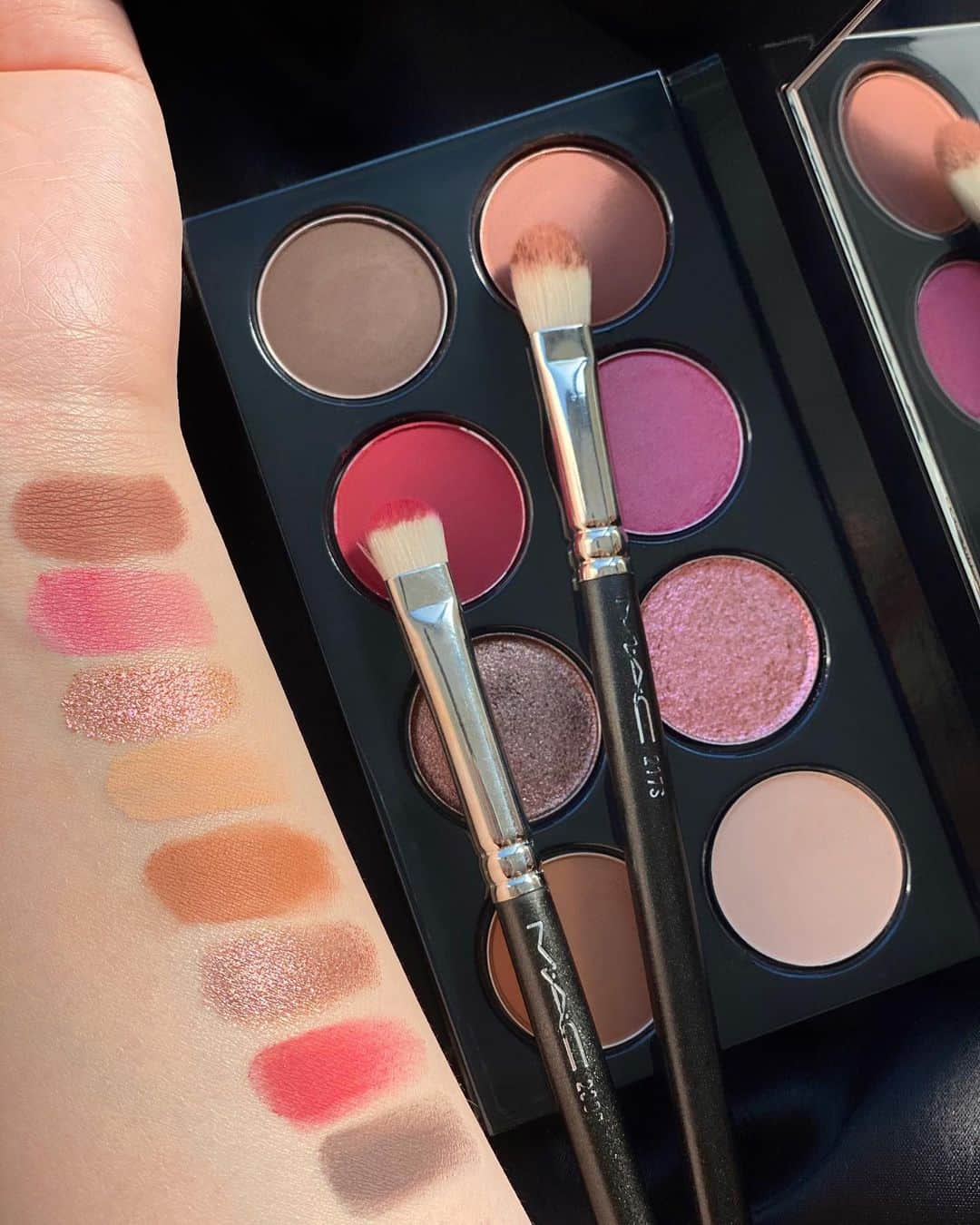 M∙A∙C Cosmetics Japanのインスタグラム：「【明日公式オンラインショップ先行発売】 アメリカで大人気のコレクション【M·A·C セレーナ ラ レイナ】がついに日本に登場✨  ㅤ あらゆる肌トーンにマッチするウォームヌードからアースブラウンまでの8色アイシャドウパレットが限定パッケージに🌹 ㅤ ☑︎スモール アイシャドウ X 8: メ シエント...ムイ エキサイテッド (税込7,370円) ㅤ ㅤ *6月12日(金) 公式オンラインショップ先行発売 *7月3日(金) 全国発売 ㅤ ※6月12日(金) 午前10時 公式オンラインショップにて先行発売予定。システムの影響により、発売が多少前後する可能性がございます。何卒ご了承ください。 ㅤ ㅤ 【公式オンラインショップ限定特典】 ☑︎本日から6月25日(木) 23:59まで全品送料無料！ ☑︎初回ご購入のお客様へ10% OFFクーポンをプレゼント（クーポンコードwelcome） ㅤ #MACセレーナ #MACSelena #MACCosmeticsJapan #MACCosmetics #MAC #MACコスメ #マックコスメ #コスメ #メイク #美容 #化粧品 #デパコス #コスメ部 #コスメマニア #コスメ好き #コスメ好きさんと繋がりたい #メイク好きな人と繋がりたい#夏メイク #夏コスメ #ツヤ肌 #透明感 #キラキラコスメ #アイパレット #アイシャドウ #新作コスメ #限定コスメ #コスメ紹介#スウォッチ」