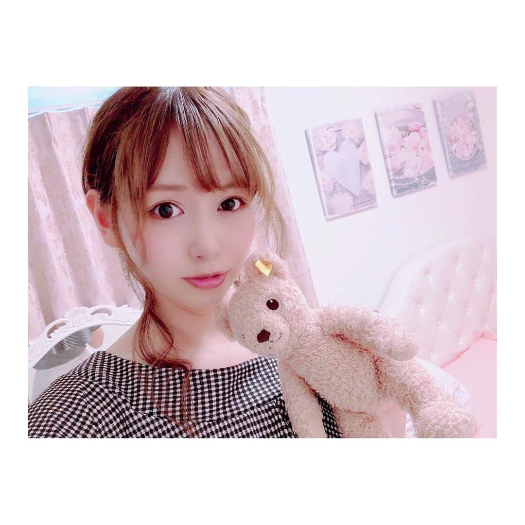 小河結香のインスタグラム：「最近流行りの量産型🎀 メイクや服装以外にも性格まで 設定みたいな基準があるらしい✋ 量産型オタク女子かもしれん🤔 明日動画あげます📹 #量産型とは #量産型オタク女子 #ルームツアー #寝室公開 #ベッドルームツアー #姫部屋」