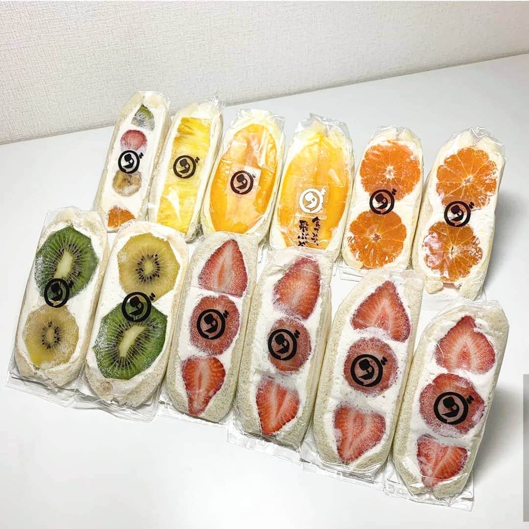 4meee!さんのインスタグラム写真 - (4meee!Instagram)「愛知の八百屋さん「ダイワスーパー」のフルーツサンドが話題﻿ ﻿ ぎゅぎゅっとつまったフルーツサンドは断面もきれいで味ももちろん最高💕﻿ ﻿ 2019年、11月に福岡のHotel Meiでも販売ら﻿ 2020年3月には東京中目黒にもオープン🌈﻿ ﻿ ぎゅーっとつまって高級感のあるフルーツサンドを楽しんで🍇🍑🍓﻿ ﻿ ﻿ ❣️ ﻿Photo by　@kaaaya.12 ﻿ 流行りのアイテムやスポットには　@4meee_com をタグ付けして投稿してください🎀﻿ .﻿ #4MEEE#フォーミー#アラサー女子#女子力向上委員会　﻿ ❤︎﻿ ﻿﻿ #トレンド #ダイワスーパー #中目黒カフェ #福岡カフェ #カフェ好き #おやつ #カフェスタグラム #インスタ映え#ティータイム #hotelmei #カフェ巡り東京 #ダイワ #スイーツ #ダイワ中目黒点 #中目黒 #中目黒グルメ #いちごサンド #フルーツサンド #いちご #フルーツサンド専門店 #おやつタイム #strawberry #いちごスイーツ #いちご好き」6月11日 12時57分 - 4meee_com