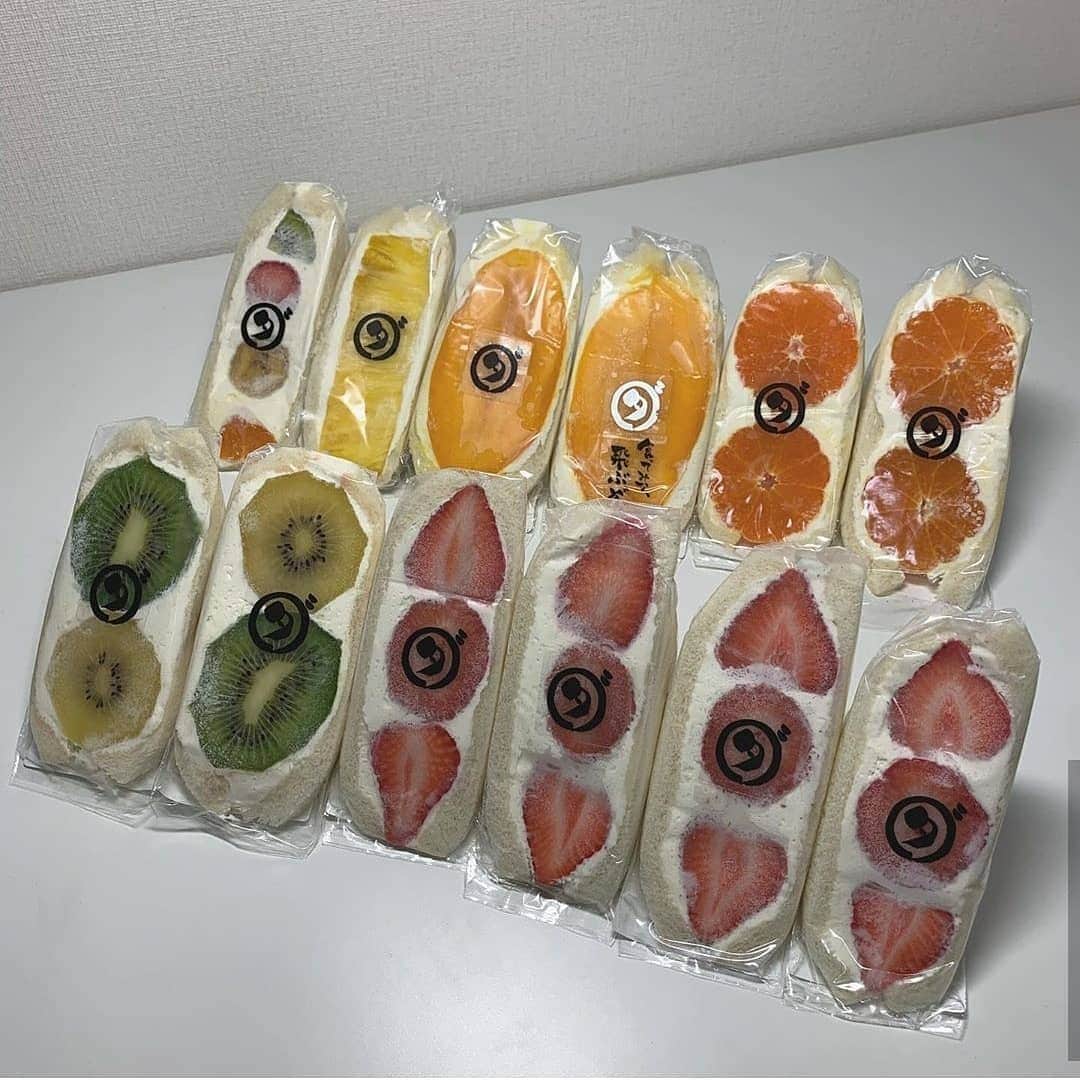 4meee!さんのインスタグラム写真 - (4meee!Instagram)「愛知の八百屋さん「ダイワスーパー」のフルーツサンドが話題﻿ ﻿ ぎゅぎゅっとつまったフルーツサンドは断面もきれいで味ももちろん最高💕﻿ ﻿ 2019年、11月に福岡のHotel Meiでも販売ら﻿ 2020年3月には東京中目黒にもオープン🌈﻿ ﻿ ぎゅーっとつまって高級感のあるフルーツサンドを楽しんで🍇🍑🍓﻿ ﻿ ﻿ ❣️ ﻿Photo by　@kaaaya.12 ﻿ 流行りのアイテムやスポットには　@4meee_com をタグ付けして投稿してください🎀﻿ .﻿ #4MEEE#フォーミー#アラサー女子#女子力向上委員会　﻿ ❤︎﻿ ﻿﻿ #トレンド #ダイワスーパー #中目黒カフェ #福岡カフェ #カフェ好き #おやつ #カフェスタグラム #インスタ映え#ティータイム #hotelmei #カフェ巡り東京 #ダイワ #スイーツ #ダイワ中目黒点 #中目黒 #中目黒グルメ #いちごサンド #フルーツサンド #いちご #フルーツサンド専門店 #おやつタイム #strawberry #いちごスイーツ #いちご好き」6月11日 12時57分 - 4meee_com