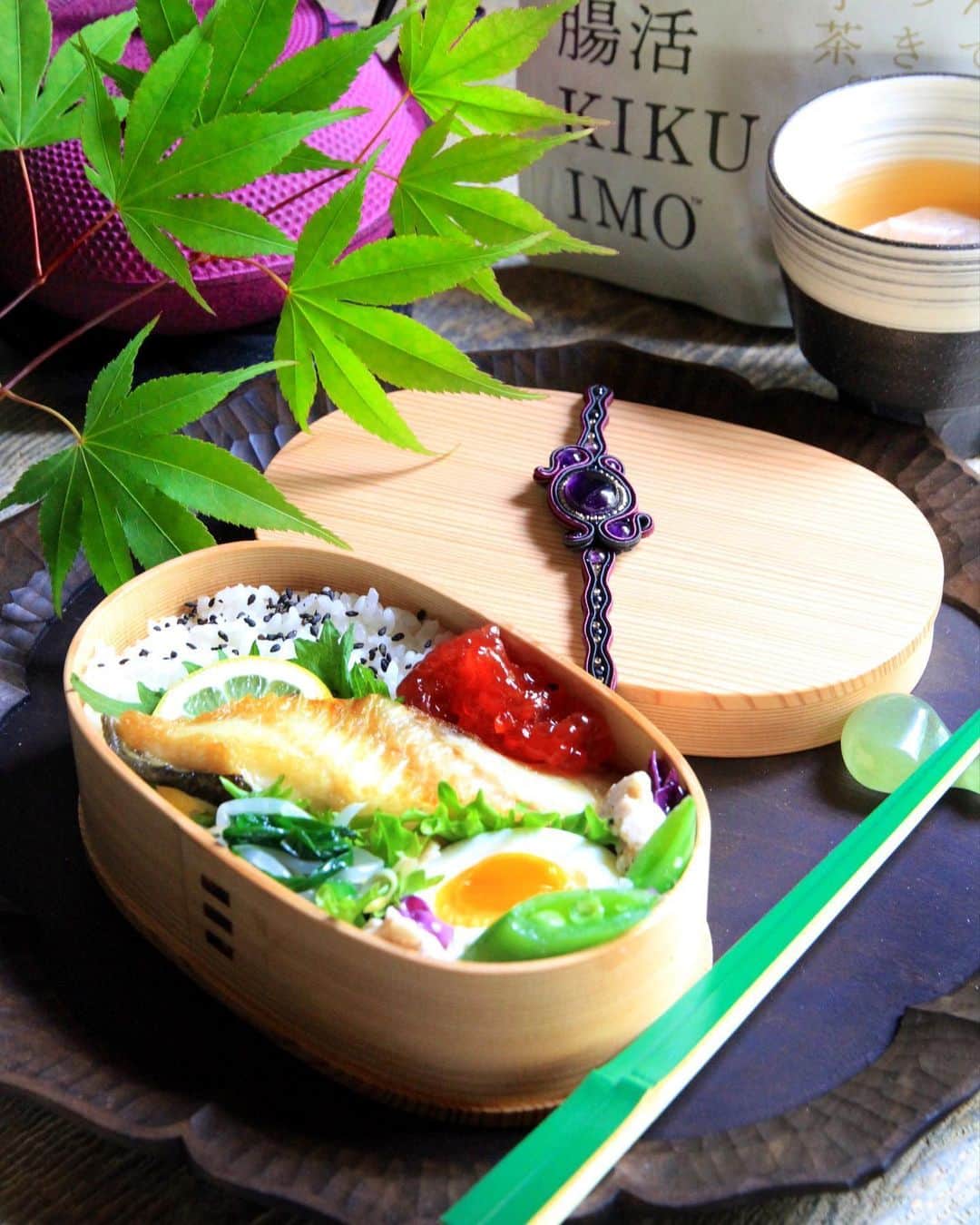 Sayaka.Mさんのインスタグラム写真 - (Sayaka.MInstagram)「. Good morning igfrends  Yesterday’s lunch #obento  #japanesefood . . おはよう御座います 昨日のお弁当🍱 . •銀だら •もやしとニラの和風ナムル •スナップエンドウのサラダ •茹で卵 •すじこ . 魚屋さんで、銀だらが美味しそうすぎて迷わず買った🤩✨ . . お茶は血糖値の急激な上昇を抑える効果のある #菊芋茶 今なら @ichimarushoten で#父の日 や#敬老の日 #お中元 に最適なギフトパックに#奥田章 さんの器がついてくる❤️😳 . . お弁当箱は #楽天roomに載せてます リンクはプロフィール下に . YouTubeは 👉sayaka hokkaido channel . . . =============== 私のお弁当の記録は My lunch records. 我的便当记录 제 도시락의 기록 ↓↓↓ #sayaka弁当 =============== . #お弁当 #かって北海道 #オベンタグラム #derimia #フーディーテーブル #おうちごはん #おうちごはんlover #おうち時間 #旦那弁当 #自分弁当 #お弁当作り楽しもう部 #お弁当記録 #お昼が楽しみになるお弁当 #わっぱ弁当 #テーブルコーディネート #札幌ママ #マカロニメイト #ご飯でエールを #locari #お弁当おかず #おうち時間 #銀だら」6月11日 13時02分 - insta.sayaka