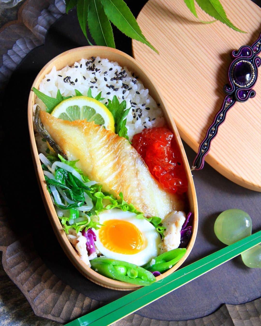 Sayaka.Mさんのインスタグラム写真 - (Sayaka.MInstagram)「. Good morning igfrends  Yesterday’s lunch #obento  #japanesefood . . おはよう御座います 昨日のお弁当🍱 . •銀だら •もやしとニラの和風ナムル •スナップエンドウのサラダ •茹で卵 •すじこ . 魚屋さんで、銀だらが美味しそうすぎて迷わず買った🤩✨ . . お茶は血糖値の急激な上昇を抑える効果のある #菊芋茶 今なら @ichimarushoten で#父の日 や#敬老の日 #お中元 に最適なギフトパックに#奥田章 さんの器がついてくる❤️😳 . . お弁当箱は #楽天roomに載せてます リンクはプロフィール下に . YouTubeは 👉sayaka hokkaido channel . . . =============== 私のお弁当の記録は My lunch records. 我的便当记录 제 도시락의 기록 ↓↓↓ #sayaka弁当 =============== . #お弁当 #かって北海道 #オベンタグラム #derimia #フーディーテーブル #おうちごはん #おうちごはんlover #おうち時間 #旦那弁当 #自分弁当 #お弁当作り楽しもう部 #お弁当記録 #お昼が楽しみになるお弁当 #わっぱ弁当 #テーブルコーディネート #札幌ママ #マカロニメイト #ご飯でエールを #locari #お弁当おかず #おうち時間 #銀だら」6月11日 13時02分 - insta.sayaka