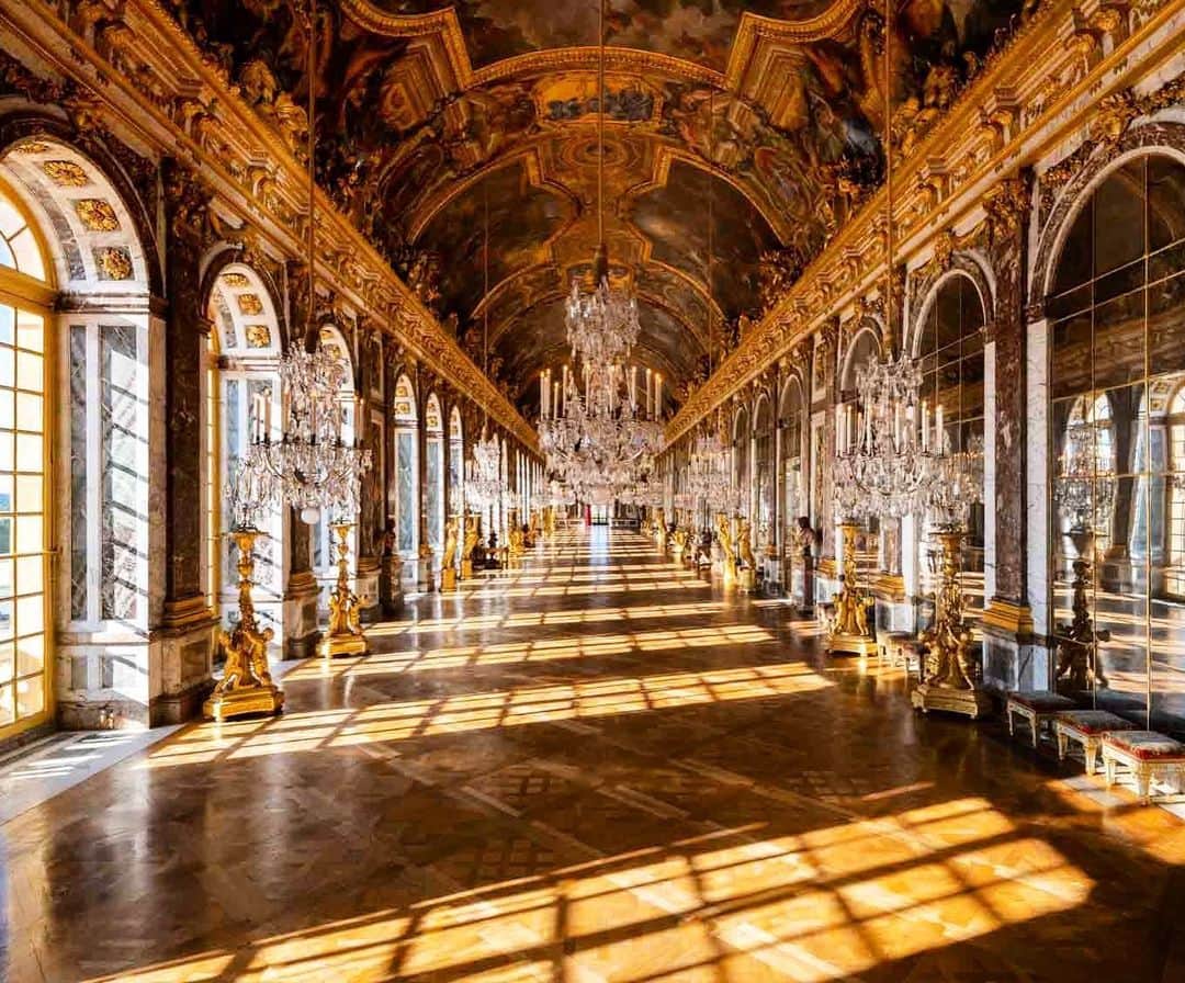 Vogue Parisさんのインスタグラム写真 - (Vogue ParisInstagram)「After several months of quarantine, the @ChateauVersailles is opening again. Mirrors have been polished, chandeliers dusted down to allow visitors to return this weekend, and to keep things safe, face coverings are required and a one-way route will be in place through the 2000 sparkling rooms.」6月11日 4時20分 - voguefrance