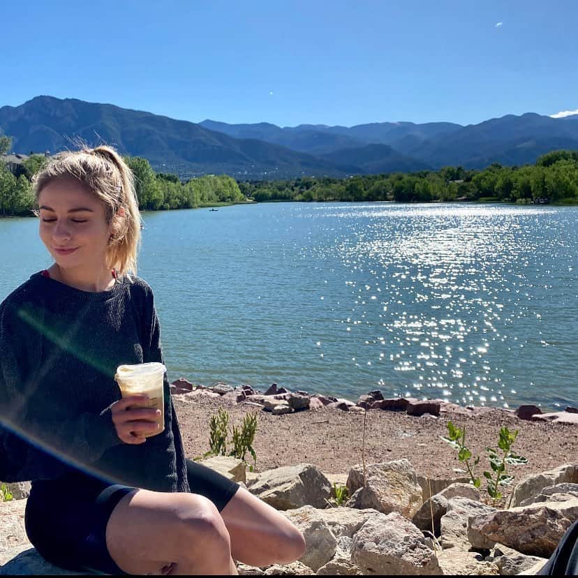 のインスタグラム：「Tough hike all the way from my car to this rock 🥰」