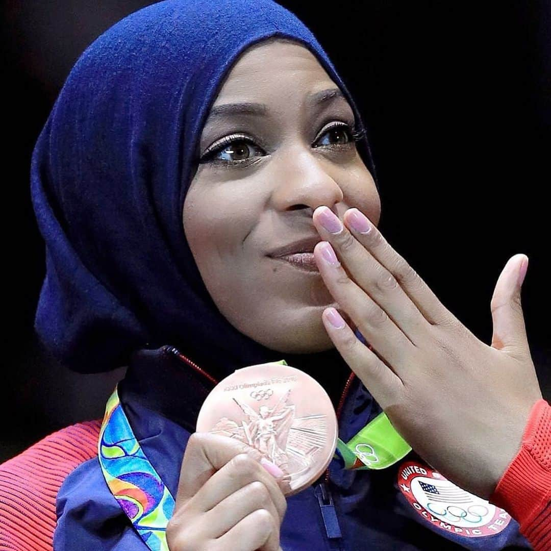 アレックス・モーガンさんのインスタグラム写真 - (アレックス・モーガンInstagram)「Hi everyone! I’m @ibtihajmuhammad, Olympic medalist, entrepreneur, author and activist, and I’ll be taking over Alex’s account today. I‘m passionate about equality, the importance of sport, and using my platform for good. Alex has such an amazing community here and I look forward to sharing and having great dialogue with you guys! Join me on IG live for a Q&A ‪starting at 2PM PST‬/5PM EST, followed by some dope guests who will be joining me as well. So excited! 🤺❤️🎤 #ShareTheMicNow」6月11日 4時38分 - alexmorgan13