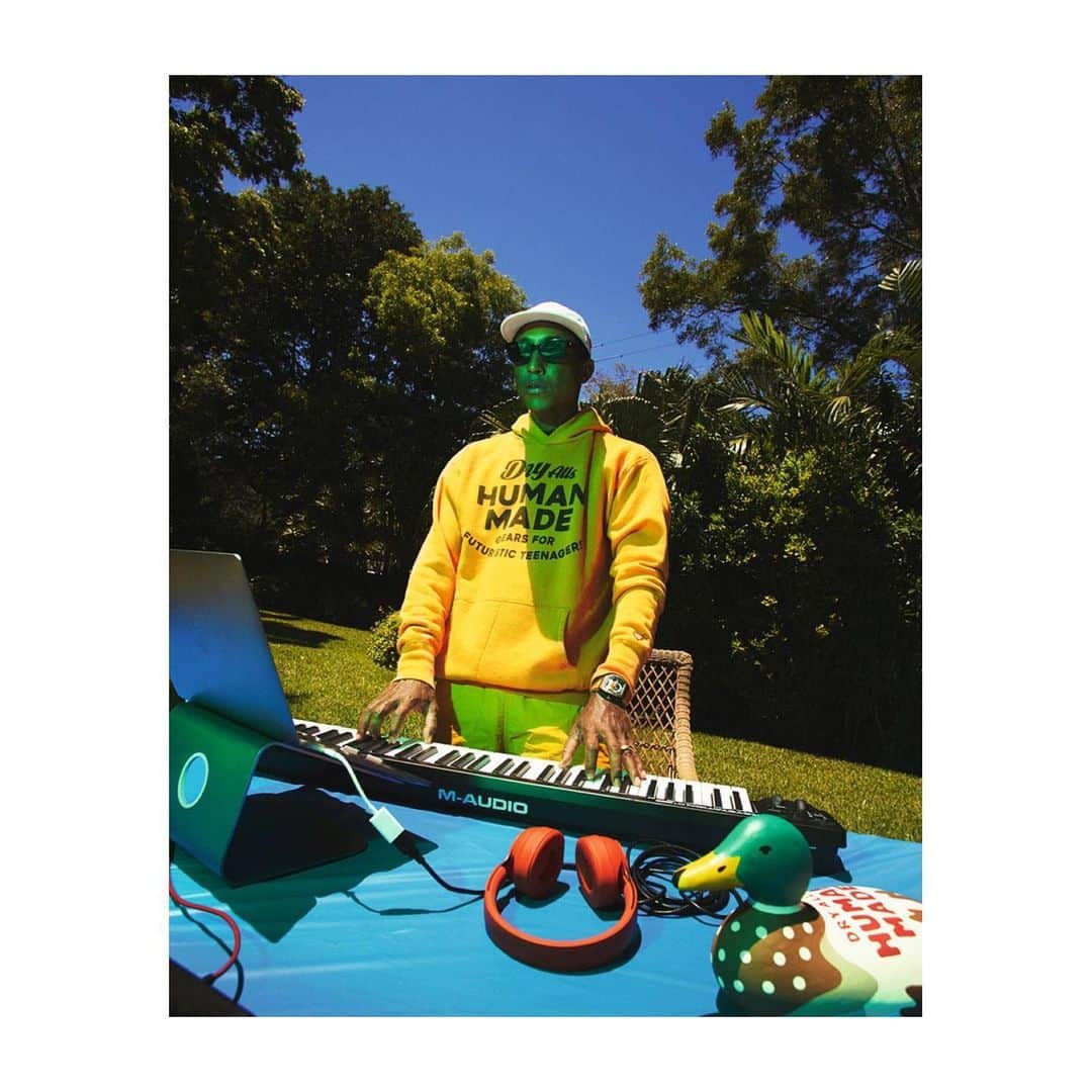 マート・アラスさんのインスタグラム写真 - (マート・アラスInstagram)「pharrell at his garden studio,making music.  @pharrell for @i_d  thanks  @alastairmckimm  for fun and contactless project !!!❤️ read the the interview with me and marcus done by  @osman_ahmed_ ⚡️⚡️ link in bio ⚡️ all profits of this issue will be donated to @blklivesmatter」6月11日 4時31分 - mertalas