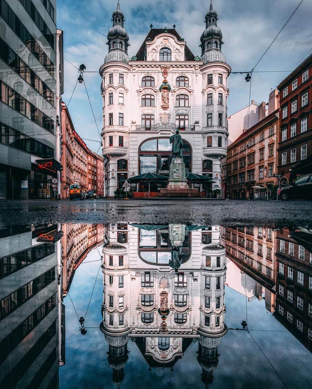 Wien | Viennaさんのインスタグラム写真 - (Wien | ViennaInstagram)「Rainy day in the most beautiful city. ☔️😍 by @nurielmolcho #ViennaWaitsForYou #ViennaNow」6月11日 4時46分 - viennatouristboard