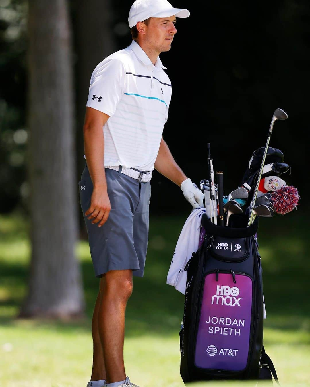 Jordan Spiethのインスタグラム：「Have watched so many good shows the past few weeks at home – my new @ATT @HBOMax bag is only fitting! Feels great to be back on the course… #ATTAthlete」