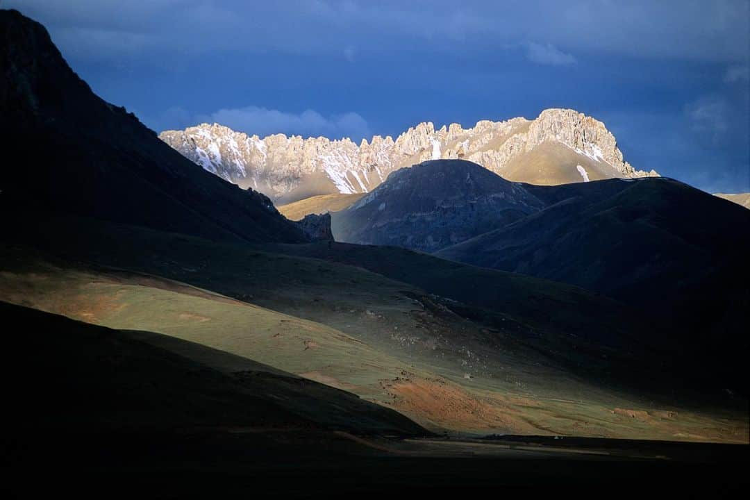 Michael Yamashitaさんのインスタグラム写真 - (Michael YamashitaInstagram)「Headwaters: the sacred source of the Mekong River is a frozen river bed 17,000 feet above sea level on the Tibetan Plateau in China's Qinghai Province. Here the Mekong is called by the first of its many local names -- Dza Chu -- which means Water of Stone, for  its origins in the bare rock pinnacles of the Plateau. Sadly, the name may come to describe the entire river due to glacial loss. Tibet is estimated to contain 14 percent of the world’s glaciers mass, and the river and those who live along it depend on the snows and glacial run-off from Tibet's glaciers. That is why it is known as the Water Tower of Asia, as water for irrigation, drinking water and hydropower is stored and distributed from there. A  temperature rise of 1.3 Celsius, almost three times the global average, over the past 50 years, has resulted in the shrinking of Tibet’s glaciers, which in turn has already begun to have a profound effect on the river downstream.  #mekong #mekongriver #climatechange #tibetanplateau #qinghai #zadoi . A limited number of signed copies of Mike’s out-of-print book “A Journey on the Mother of Waters: Mekong” are available to purchase form our website michaelyamashita.com or the link in our profile.」6月11日 4時57分 - yamashitaphoto