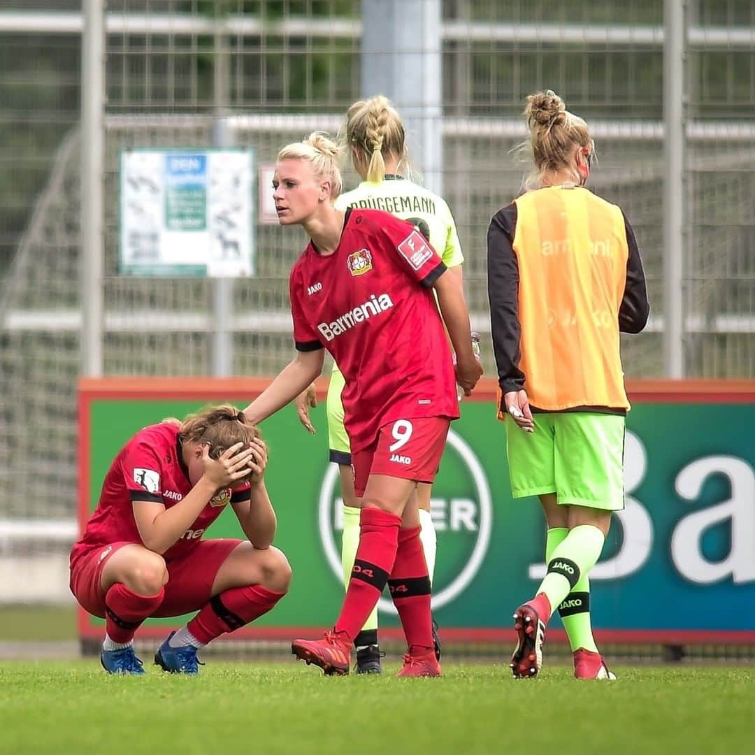 バイエル・レバークーゼンさんのインスタグラム写真 - (バイエル・レバークーゼンInstagram)「Heads up, ladys! #Bayer04Frauen 1 - 3 @sgs_essen  #dfbpokalfrauen 🏆 #Halbfinale」6月11日 5時15分 - bayer04fussball