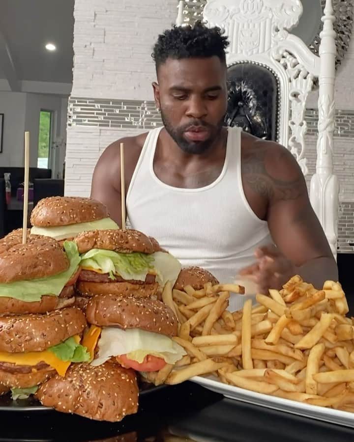 ジェイソン・デルーロのインスタグラム：「I ate 22 burgers for 22 Million on tiktok 😳🤮 #MilliMeals」