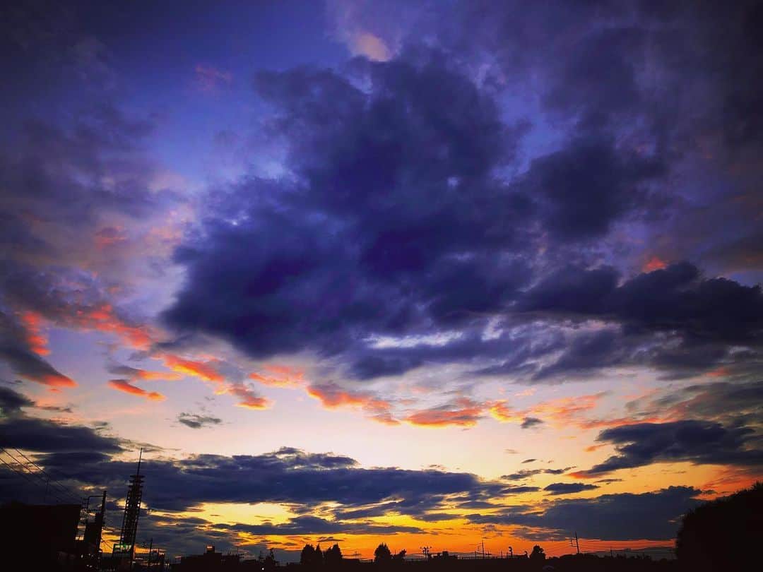 羽原信義さんのインスタグラム写真 - (羽原信義Instagram)「昨日の夕空。刻一刻と変化する広大なキャンパスを目にして、立ちすくむほど感動しました。」6月11日 5時44分 - nobuyoshi_habara