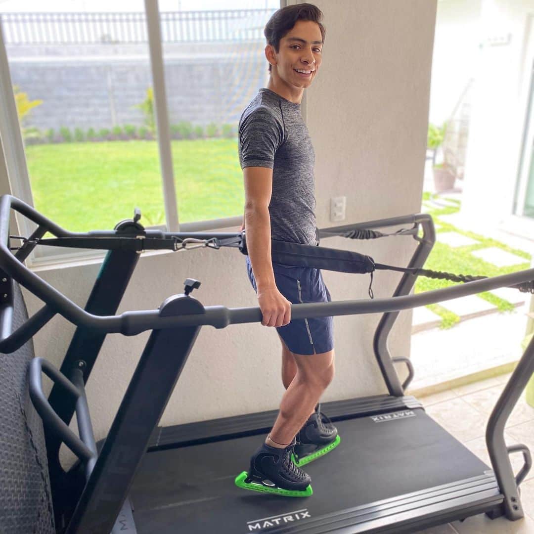 Donovan Carrillo Suazoのインスタグラム：「-¿Qué tanto extrañas patinar? -Yo: ... • • • Algo bueno dentro de lo que cabe es que tengo mi S-Drive de @matrixfitnessmx para seguirme preparando  #matrixfitnessmx」