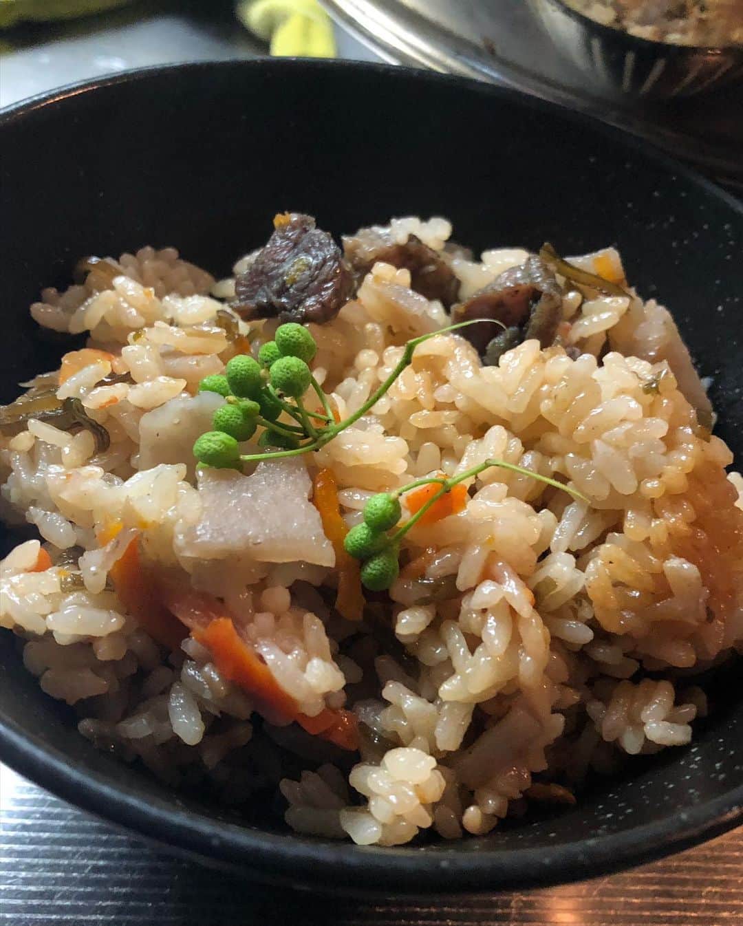 のインスタグラム：「私レベルのとりげニスト（プロのとり源）になると、とり源釜飯という圧倒的なスピード激ウマメニューを作るんです。  米3合 とり源1袋 塩昆布40g きんぴらの具材1袋 ごま油小匙1 おろし生姜少々  を炊飯器で炊くだけですわ  花に水、人に愛、料理は心、ゲームボーイには電池」