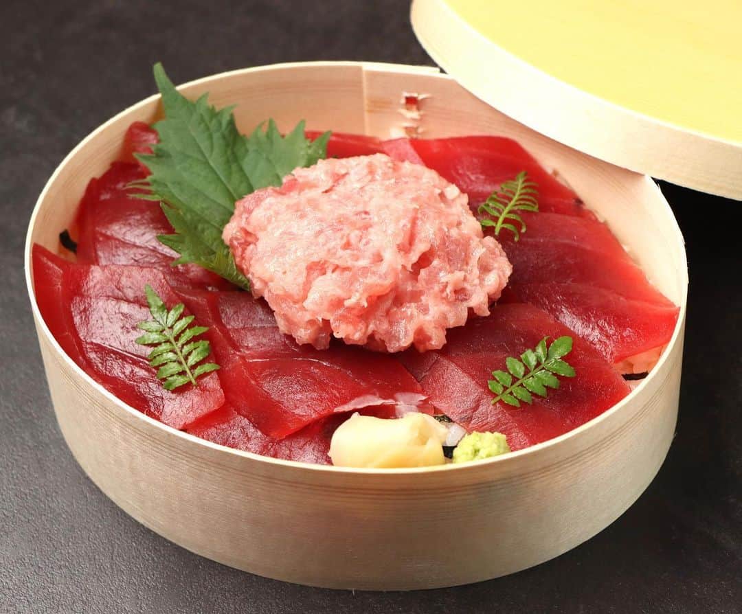 のインスタグラム：「.. あのやま幸さんのまぐろで作った 贅沢な✨贅沢な✨"まぐろ丼"が 居酒屋 三盃にてGETできますっ🍣✨ 今日のランチで食べようか🤔 ゆっくり自宅で楽しもうか🤔 悩みますね〜🐟 店舗にてテイクアウト 及び、 Chompyデリバリーにてオーダーできますっ🚲💨 . . ●厳選 生まぐろ弁当 2,500円（税抜） 豊洲直送の”やま幸“の高級まぐろを使用した、高級まぐろをぎっしりとわっぱに敷き詰めました。変わり酢飯とまぐろとのマリアージュをお楽しみください。 ________________________ 🏮居酒屋 三盃🏮 東京都目黒区上目黒3-6-5 中目ビル1F  TEL 03-6451-2330  営業時間　11:00～22:00（LO 21:00）  HP：http://www.izakaya-sanbai.jp/ ※写真は盛り付けイメージです。仕入状況等により、実物と異なる場合がございます。 . #LDHkitchen #居酒屋三盃 #中目黒 #デリバリー #テイクアウト #chompy #チョンピー #おうち時間 #おうちご飯 #生まぐろ弁当」