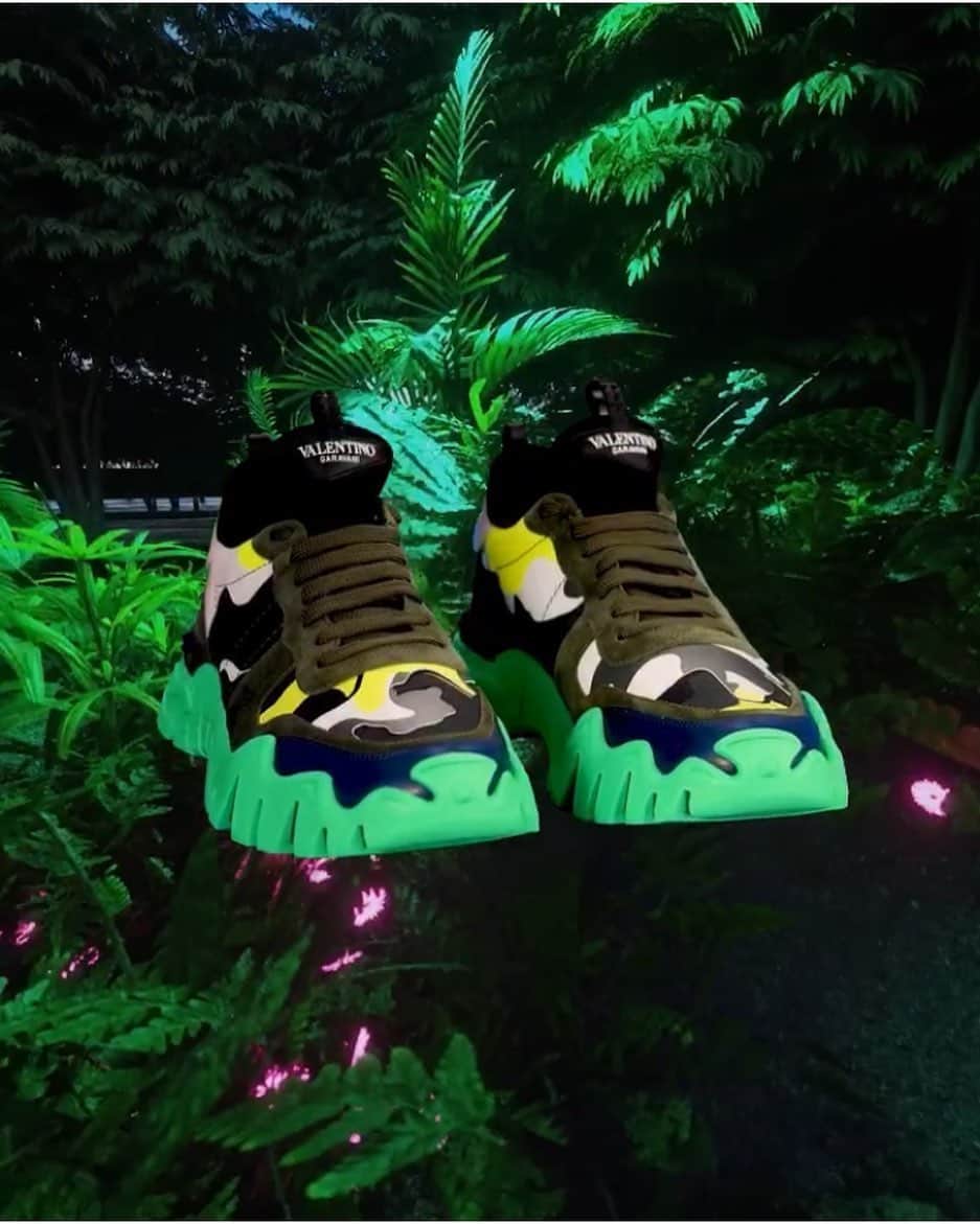 Valentinoさんのインスタグラム写真 - (ValentinoInstagram)「The Valentino Garavani Rockrunner Plus shoes are given a fluorescent touch for the #ValentinoMenPreFall20 collection. Video by @yh.fong」6月11日 6時48分 - maisonvalentino
